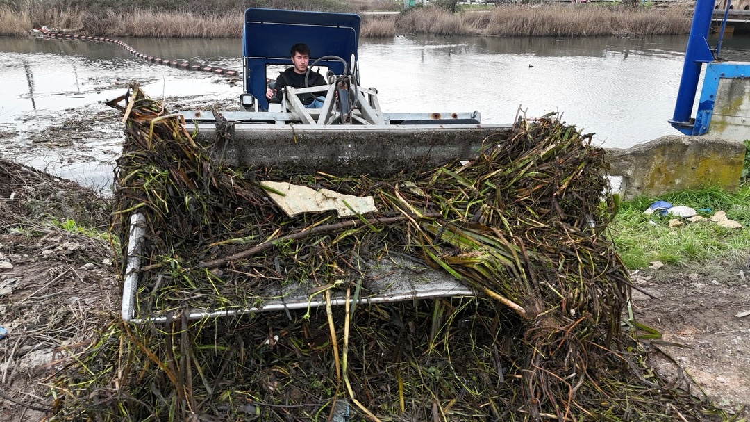 Derelerden-denize-ulasan-atiklari-bariyer-sistemleri-deniz-supurgeleri-ve-amfibi-araclarla-kayn-1 Kocaeli Büyükşehir Belediyesi’nden İzmit Körfezi İçin Çevre Açıklaması