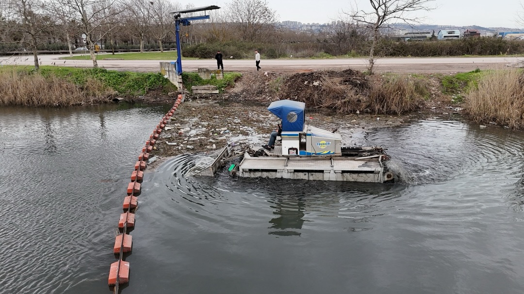 Derelerden-denize-ulasan-atiklari-bariyer-sistemleri-deniz-supurgeleri-ve-amfibi-araclarla-kayn Kocaeli Büyükşehir Belediyesi’nden İzmit Körfezi İçin Çevre Açıklaması