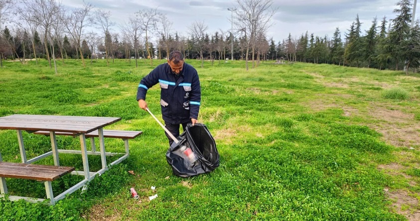 Ekiplerimiz-sahada-🌿🛠️Park-ve-bahcelerden-sahillere-kadar-kentin-her-noktasinda-temizlik-baki-1 Kocaeli’de Temizlik ve Bakım Çalışmaları yapıldı