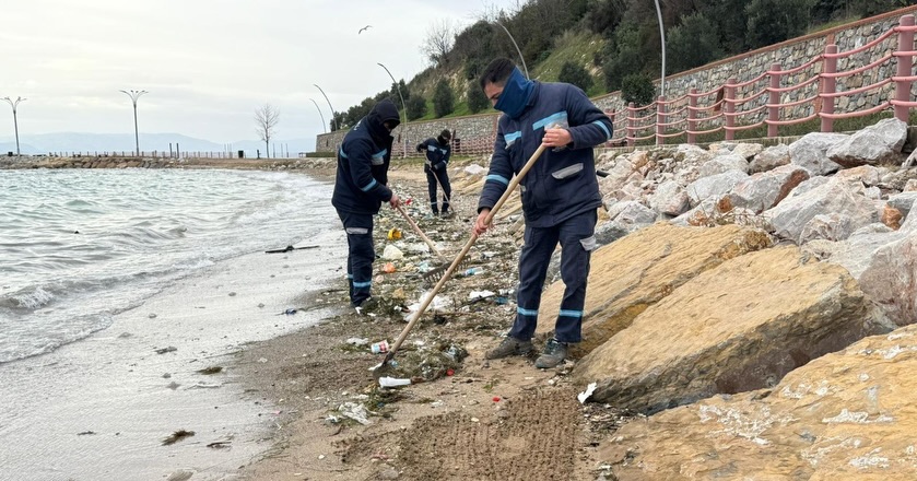 Ekiplerimiz-sahada-🌿🛠️Park-ve-bahcelerden-sahillere-kadar-kentin-her-noktasinda-temizlik-baki-2 Kocaeli’de Temizlik ve Bakım Çalışmaları yapıldı