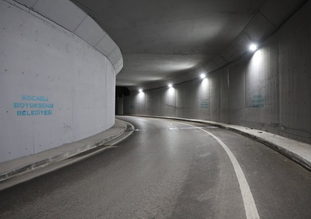 Kocaeli-Sehir-Hastanesine-ulasimi-saglayan-alt-gecitte-gerceklestirdigimiz-aydinlatma-ve-boyama-1 Kocaeli Şehir Hastanesi Yolunda Alt Geçitte Güvenlik ve Konfor Artırıldı