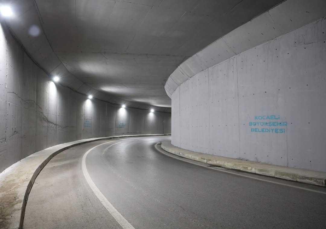 Kocaeli-Sehir-Hastanesine-ulasimi-saglayan-alt-gecitte-gerceklestirdigimiz-aydinlatma-ve-boyama Kocaeli Şehir Hastanesi Yolunda Alt Geçitte Güvenlik ve Konfor Artırıldı